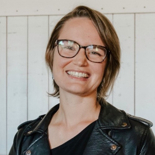 headshot photo of emma