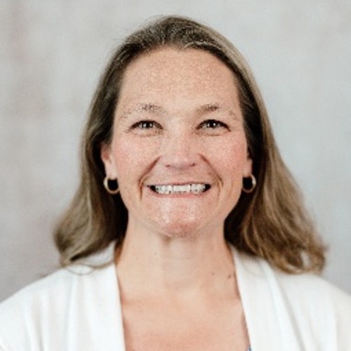 A head shot photograph of Kelly Henshaw